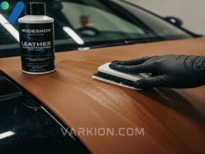 aplicacion-de-acondicionador-de-cuero-mostrando-el-contraste-entre-el-area-seca-y-la-tratada