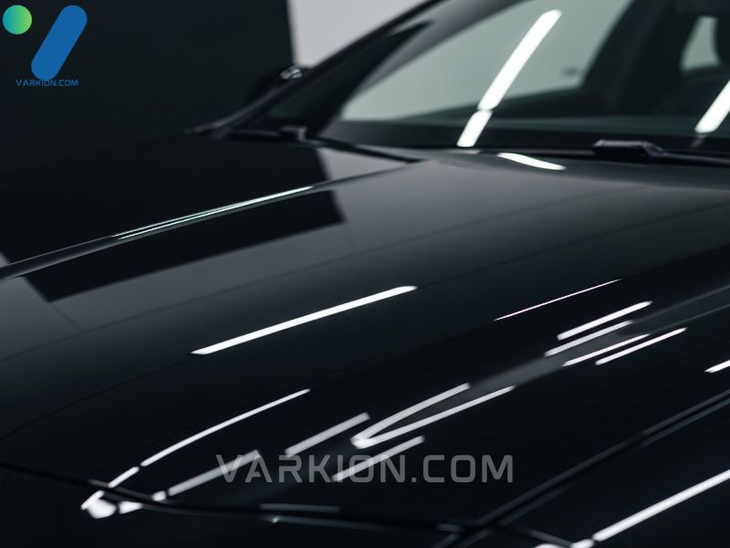 capa-de-coche-negra-pulida-con-acabado-de-espejo-reflejando-la-luz-perfectamente