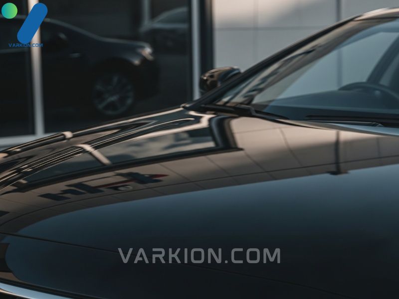 capo-de-coche-negro-altamente-reflectante-mostrando-el-reflejo-del-entorno