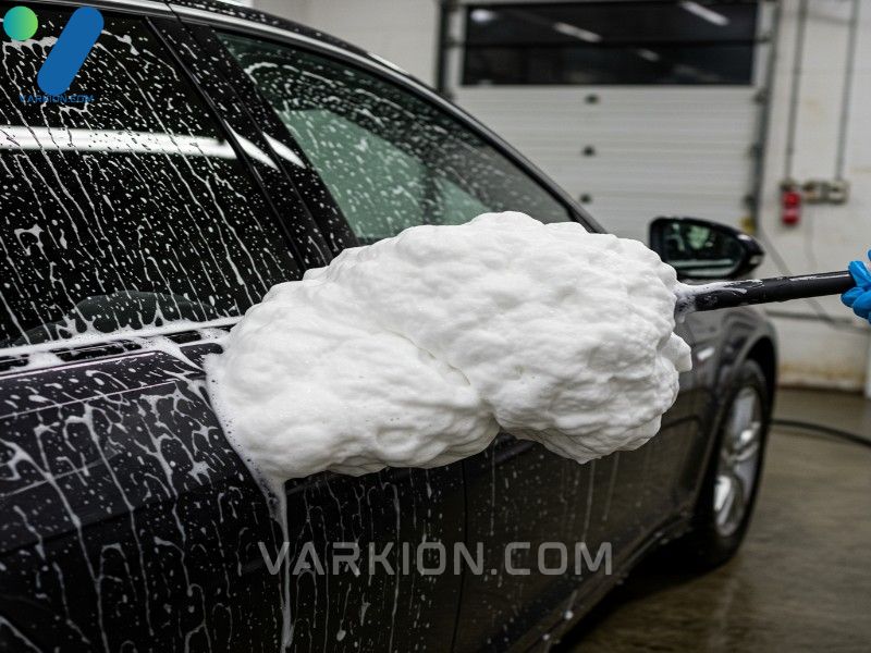 close-up-demonstrating-the-aggressive-cling-time-and-thick-consistency-of-a-premium-foam-cannon-soap-for-effective-pre-soaking