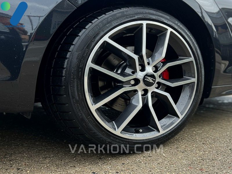 close-up-of-a-polished-alloy-wheel-with-excellent-water-beading-from-a-ceramic-coating