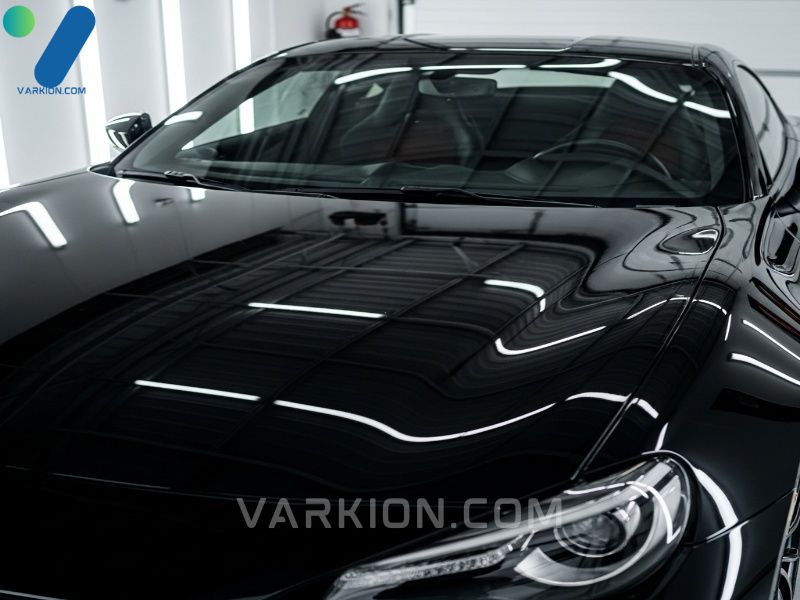 coche-deportivo-negro-con-revestimiento-ceramico-reflejo-de-espejo-impecable-en-el-garaje