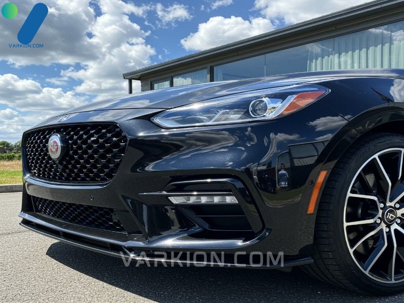 coche-pulido-de-angulo-bajo-reflejando-el-cielo-azul-y-las-nubes