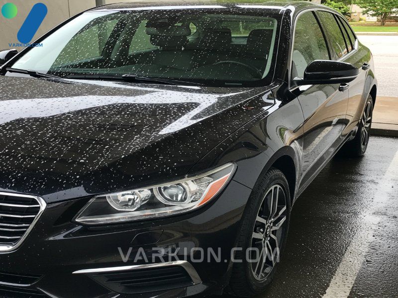 coche-recien-lavado-y-pulido-reflejando-el-entorno