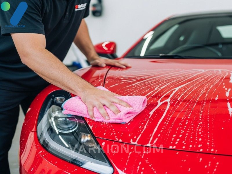 czerwony-samochod-sportowy-jest-recznie-myty-miekka-rekawica-z-mikrofibry