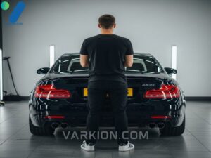 detailer-admira-el-coche-recien-detallado-con-pintura-de-alto-brillo