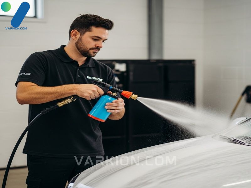 detailer-profesional-usando-un-canon-de-espuma-de-alta-calidad-durante-el-proceso-de-lavado
