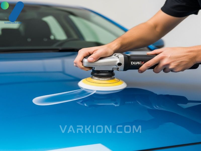 detailer-puliendo-el-capo-de-un-sedan-azul-metalico-con-una-pulidora-da-aplicando-el-pulimento