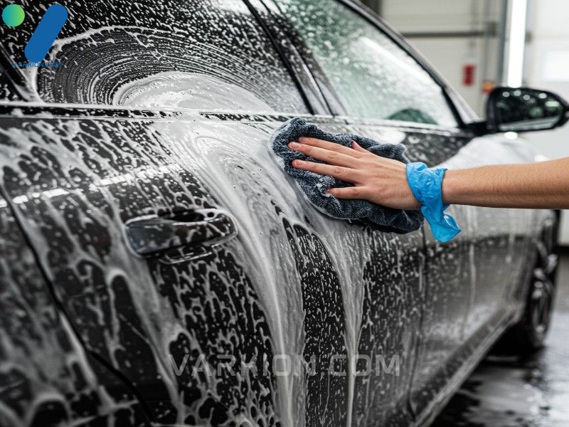 detailer-using-a-wash-mitt-during-the-contact-wash-demonstrating-the-high-lubricity-provided-by-the-best-foam-cannon-soap