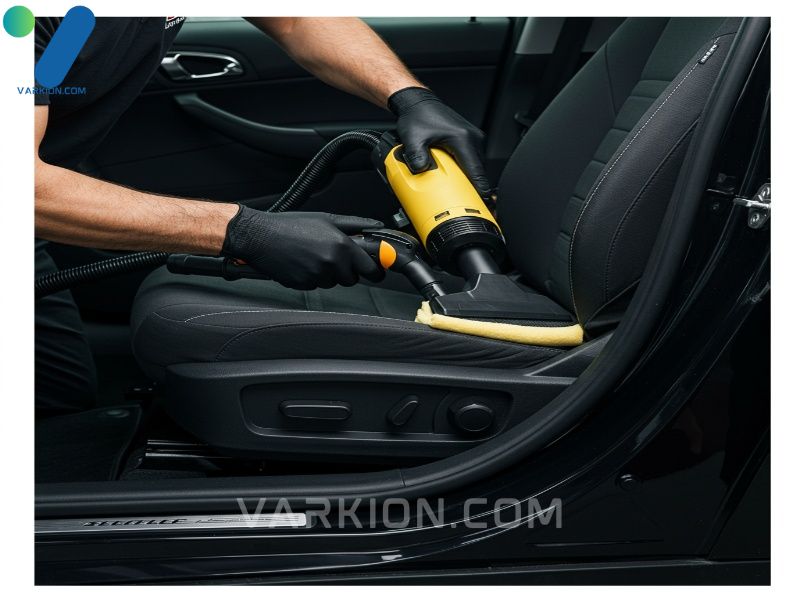 detallista-usando-aspiradora-con-herramienta-para-hendiduras-para-limpiar-debajo-de-los-rieles-del-asiento-del-coche