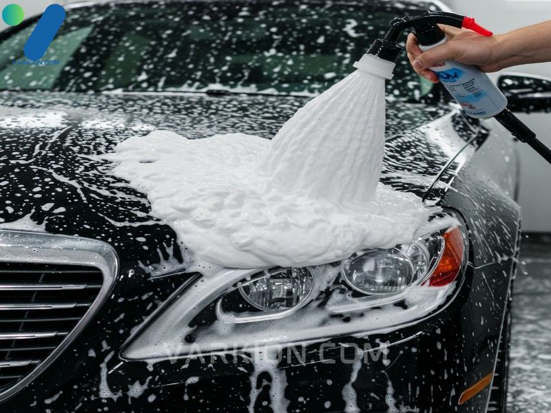 espuma-espesa-de-champu-de-coche-de-lujo-aplicada-con-canon-de-espuma-a-un-sedan-negro