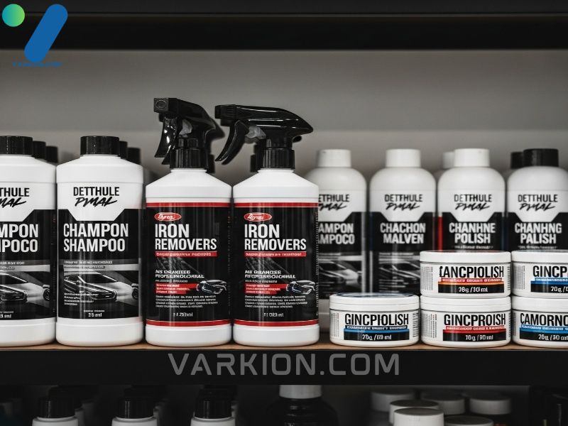estanteria-organizada-con-productos-quimicos-de-detallado-de-coches-champus-desengrasantes-y-pulimentos