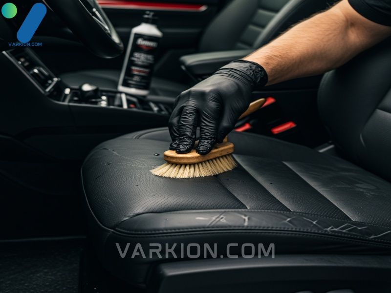 limpiando-el-asiento-de-cuero-perforado-de-un-suv-de-lujo-con-un-cepillo-de-crin