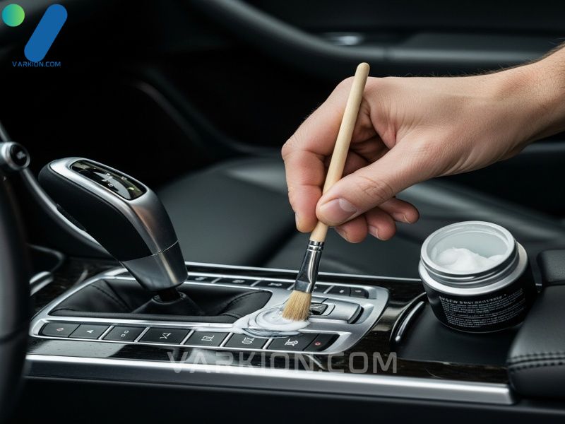 limpieza-meticulosa-del-interior-de-un-coche-de-lujo-con-acondicionador-de-cuero-y-un-cepillo-de-detallado-suave