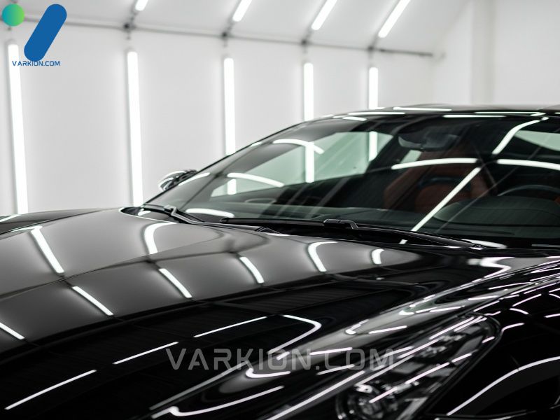 lujoso-coche-deportivo-pulido-con-revestimiento-ceramico-en-un-garaje-mostrando-un-brillo-profundo-y-reflectante