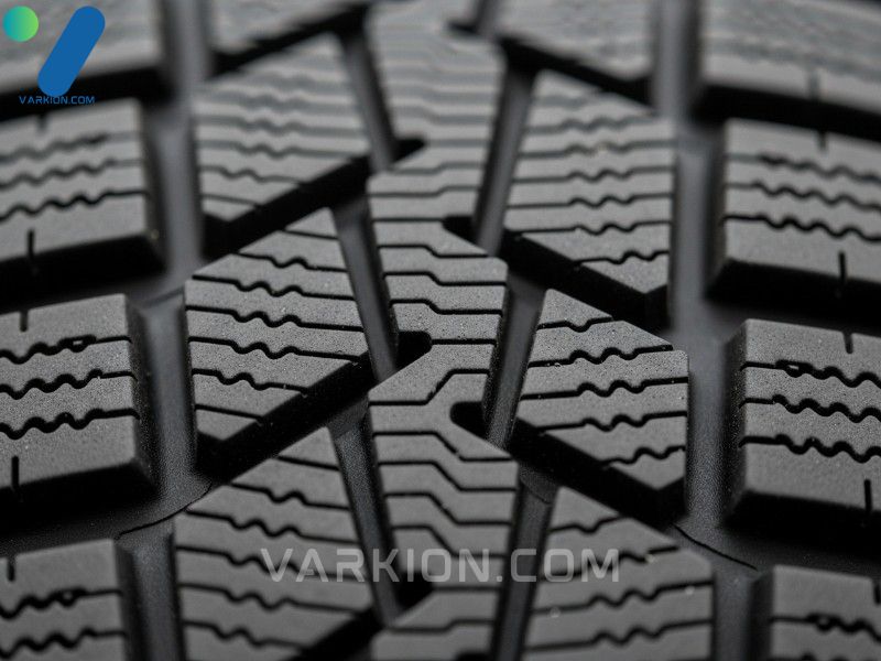macro-de-cerca-de-un-bloque-de-banda-de-rodadura-de-neumatico-de-invierno-con-siping-complejo-para-agarre-en-hielo