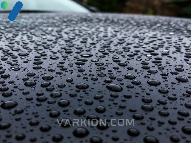 macro-view-of-intense-water-beading-on-a-vehicle-protected-by-ceramic-spray-coating-demonstrating-excellent-hydrophobicity