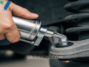 mano-aplicando-grasa-fresca-con-pistola-manual-a-un-accesorio-zerk-en-un-componente-de-suspension