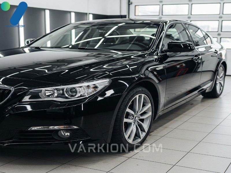 negro-sedan-recien-detallado-y-altamente-reflectante-en-un-garaje-mostrando-un-brillo-profundo-y-un-acabado-impecable