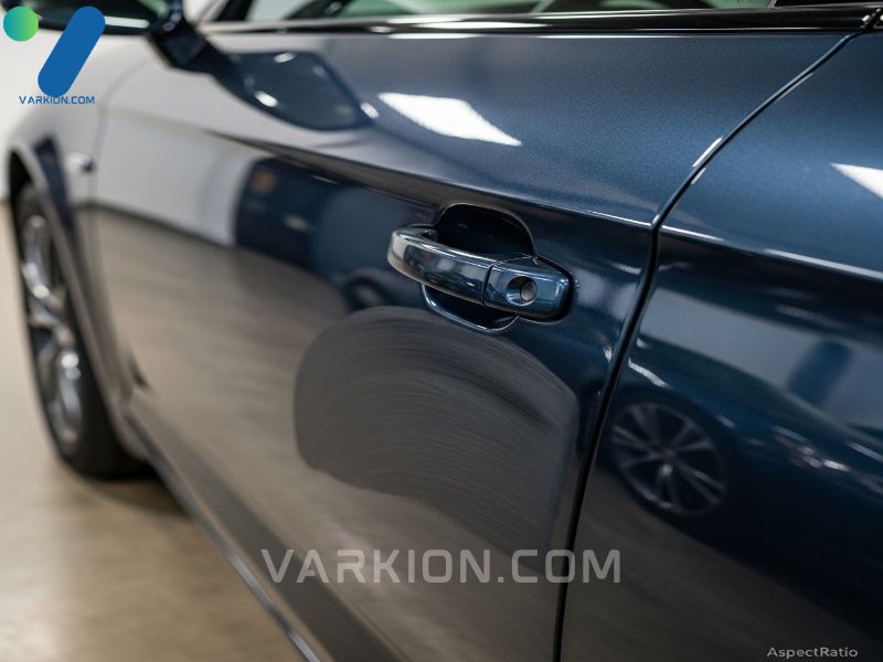 panel-oscuro-de-coche-con-marcas-de-remolino-severas-antes-del-pulido