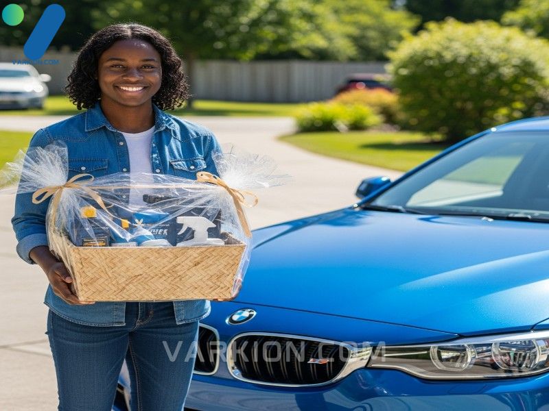 persona-sonriente-sosteniendo-una-canasta-de-regalo-de-suministros-para-el-cuidado-del-automovil-junto-a-un-coche-limpio-y-brillante