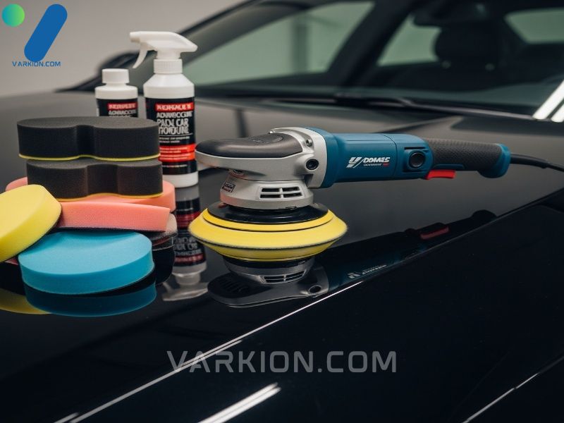 pulidora-orbital-da-sobre-capo-negro-brillante-rodeada-de-almohadillas-de-espuma-y-compuestos-de-pulido