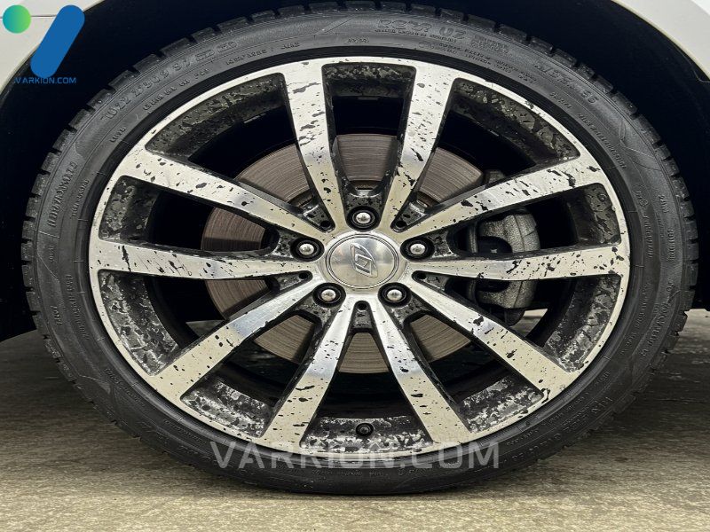 rueda-de-coche-muy-sucia-con-gruesa-capa-de-polvo-de-freno-negro-en-los-radios