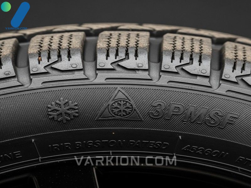 sello-3pmsf-en-el-flanco-de-un-neumatico-de-invierno-de-alta-calidad-con-banda-de-rodadura-agresiva