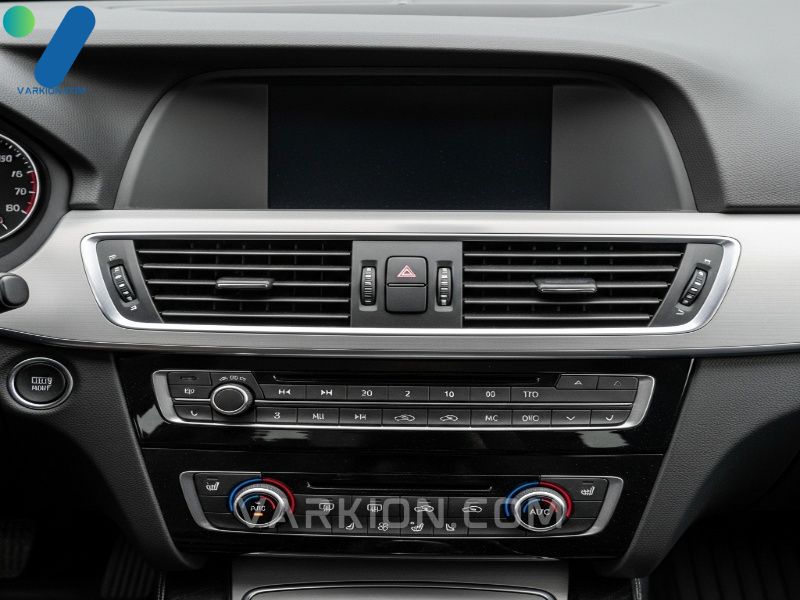 vista-aerea-del-salpicadero-y-la-consola-detallados-mostrando-la-limpieza-interior-completa-del-coche